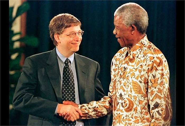 Cố Tổng thống Nam Phi Nelson Mandela bắt tay Chủ tịch kiêm Giám đốc điều hành Microsoft Bill Gates tại Đại học Trung tâm Y khoa Washington ở Seattle năm 1999
