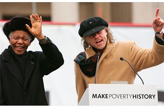 Cố Tổng thống Nelson Mandela (trái) và nhà hoạt động Bob Geldof nói chuyện với đám đông trong chiến dịch 'Hãy thay đổi lịch sử nghèo đói' ngày 3/2/2005 tại London, Anh