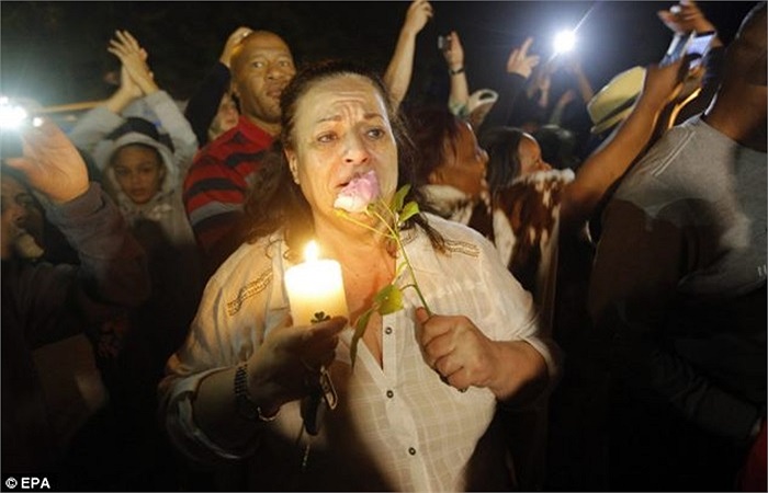 Người dân Nam Phi tỏ lòng tôn kính cố Tổng thống Nelson Mandela 