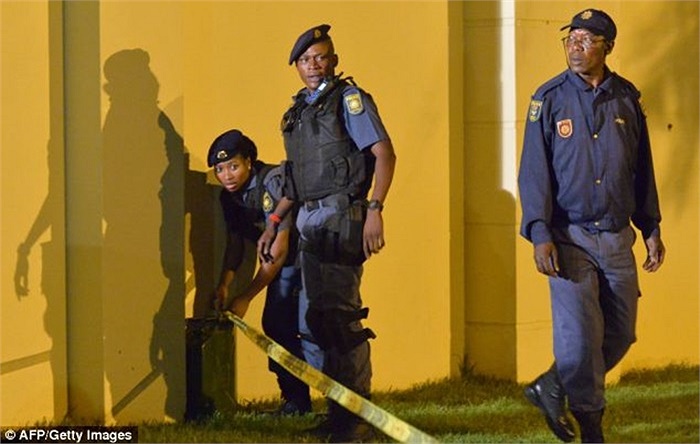 Cảnh sát Nam Phi duy trì trật tự bên ngoài nhà riêng của cố tổng thống