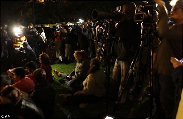 Báo chí có mặt bên ngoài nhà riêng cố tổng thống khi ông qua đời tối 5/12