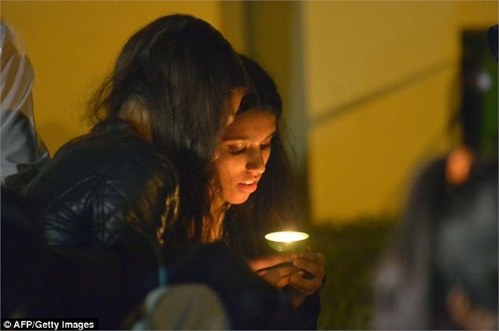 Người dân Nam Phi thắp nến bên ngoài nhà riêng của cố tổng thống ở Johannesburg