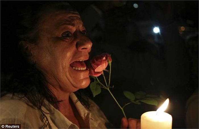 Một phụ nữ Nam Phi cầm hoa tỏ lòng thành kính trước sự ra đi của cố tổng thống