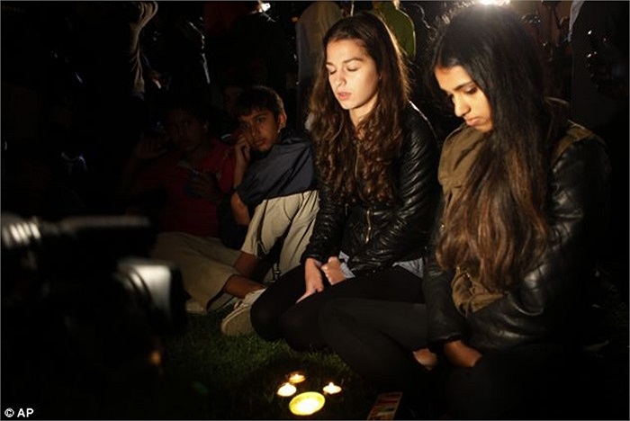 Hai cô gái cầu nguyện bên ngoài nhà riêng cố tổng thống Nelson Mandela