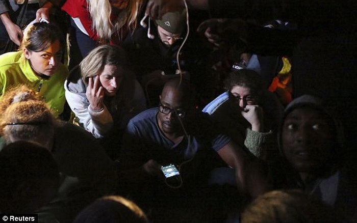 Người dân tập trung bên ngoài nhà riêng cố tổng thống Nelson Mandela sau khi hay tin ông qua đời tối 5/12