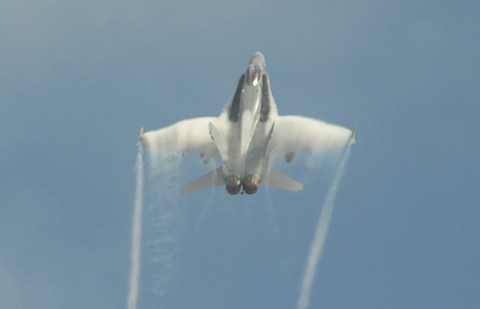 Chiến cơ F/A-18C Hornet phá vỡ bức tường âm thanh, tạo nên đám mây quanh mình