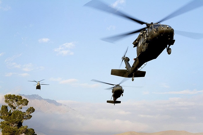 Trực thăng UH-60 Black Hawks và CH-47 Chinook làm nhiệm vụ tại kabul, Afghanistan