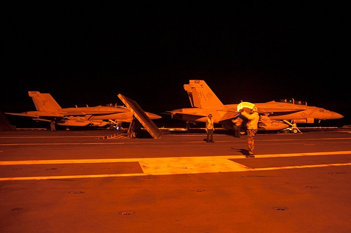 Chiến cơ F/A-18F Super Hornet sẵn sàng làm nhiệm vụ đêm trên tàu sân bay USS George Washington