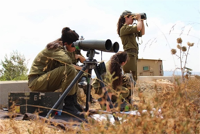 Các nữ binh sĩ Israel trong một buổi học tập bắn và luyện thể lực