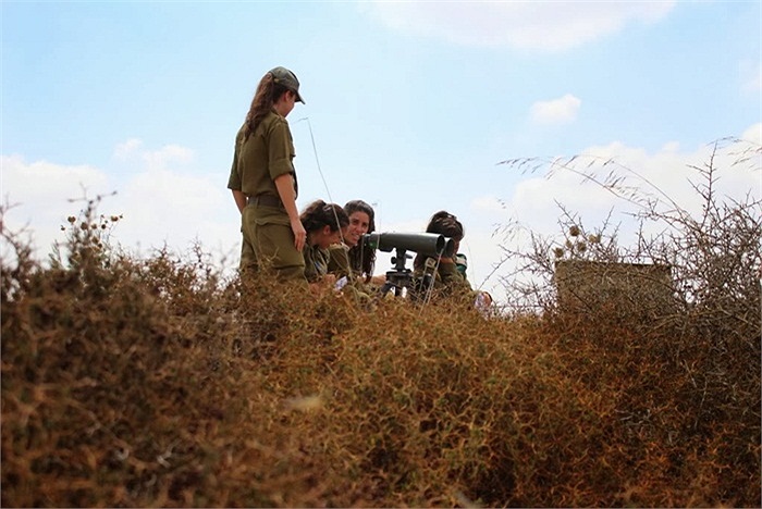 Các nữ binh sĩ Israel trong một buổi học tập bắn và luyện thể lực