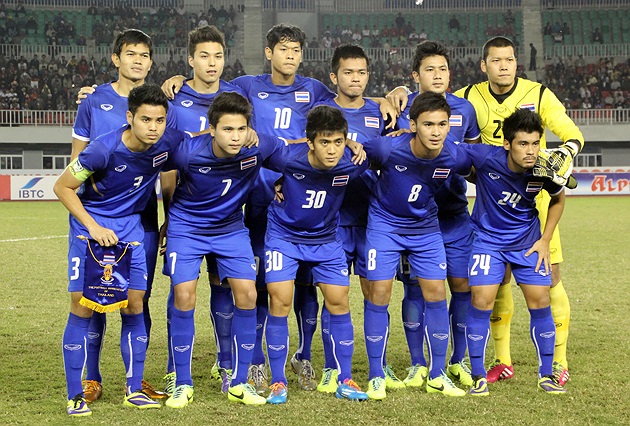 Charyl Chappuis (hàng sau, thứ 2 từ trái sang) có mẹ là người Thái Lan, bố là người Thụy Sỹ.