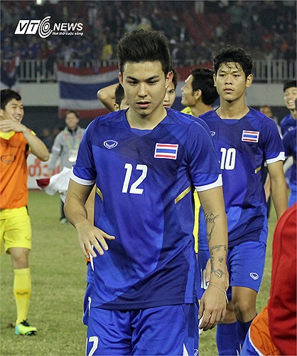 Charyl Chappuis buộc phải dạt về quê mẹ tại Thái Lan để tìm kiếm cơ hội khoác áo đội tuyển quốc gia. Khoác áo Burinam vào cuối năm 2012, Charyl Chappuis lập tức tỏa sáng giúp đội nhà giành cú ăn ba lịch sử.