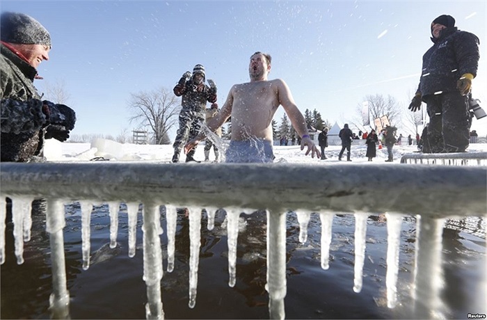 Người đàn ông nhảy vào một cái lỗ trên sông Ottawa đã đóng băng ở Canada