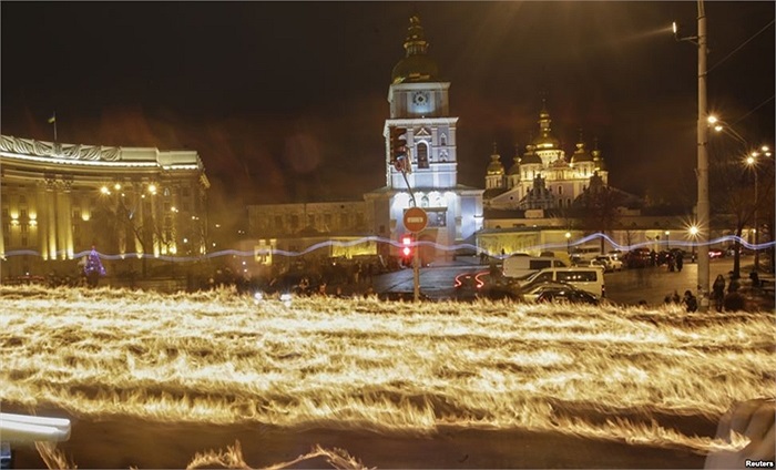 Các nhà hoạt động của đảng Dân tộc Svoboda Ukrainian cầm đuốc tham gia cuộc mít tinh đánh dấu 105 năm ngày sinh của ông Stepan Bandera, một trong những người sáng lập Tổ chức Dân tộc Ukraine