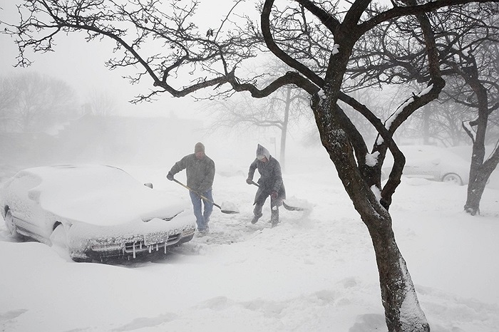 Người dân dọn tuyết ở Chicago, Mỹ
