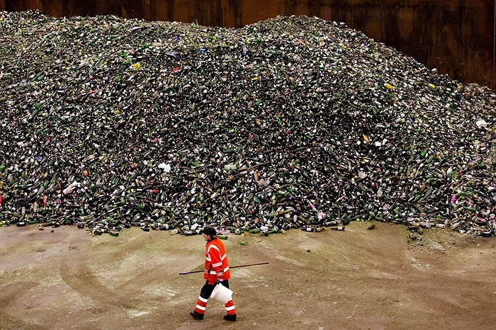 Vỏ chai bia rượu sau đêm giao thừa ở Hà Lan