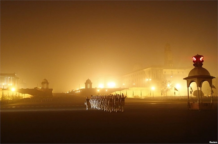 Binh sĩ Ấn Độ tập diễn hành vào một buổi sáng mùa đông mù sương ở New Delhi