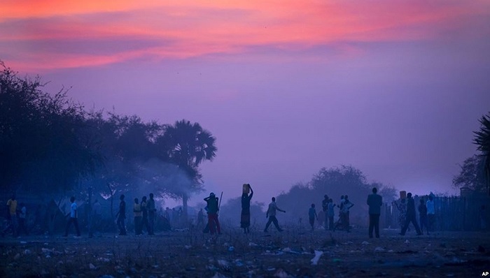 Người dân chạy lánh nạn vì giao tranh giữa lực lượng chính phủ và phiến quân ở Bor dùng thuyền vượt qua sông Nile Trắng, Nam Sudan