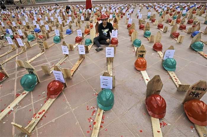 Thợ mỏ lập mộ giả để biểu tình ở Jakarta, Indonesia