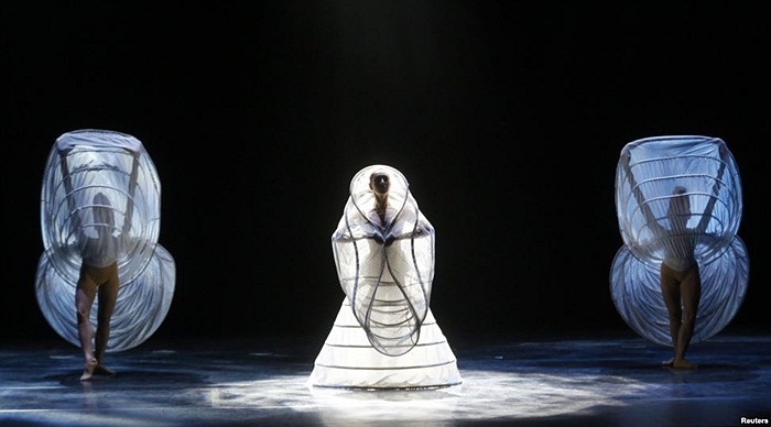 Diễn viên trong đoàn múa Momix biểu diễn trong một buổi tập dượt vở múa mới nhất Alchemy ở Madrid, Tây Ban Nh