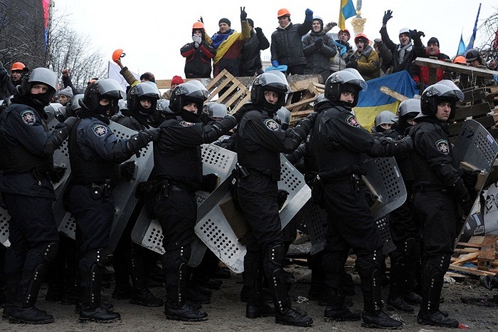 Người biểu tình chống Tổng thống Ukraina Yanukovych bảo vệ rào chắn, chống lại cảnh sát chống bạo loạn trên Quảng trường Độc lập ở Kyiv, Ukraina