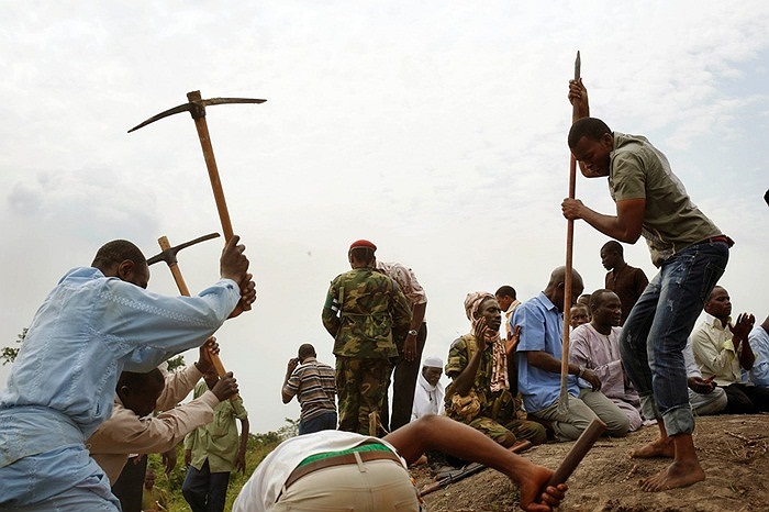 Người dân đào hố chôn các nạn nhân ở Trung Phi