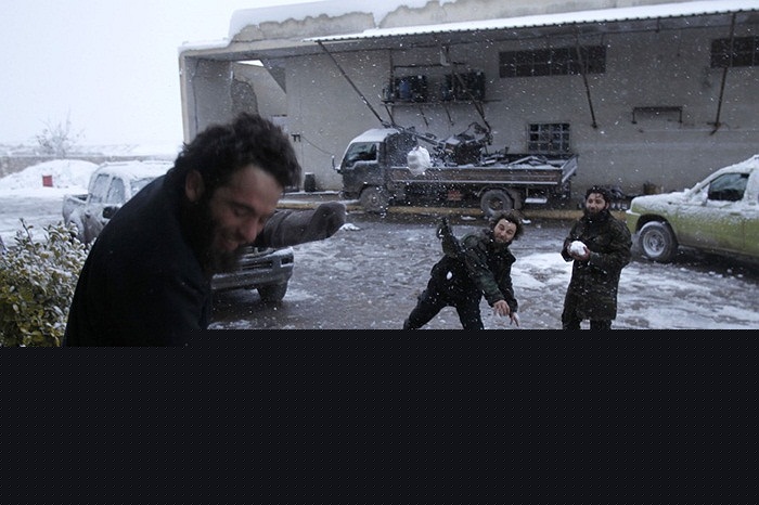 Các binh sĩ nổi dậy ở Syria ném tuyết vào người nhau