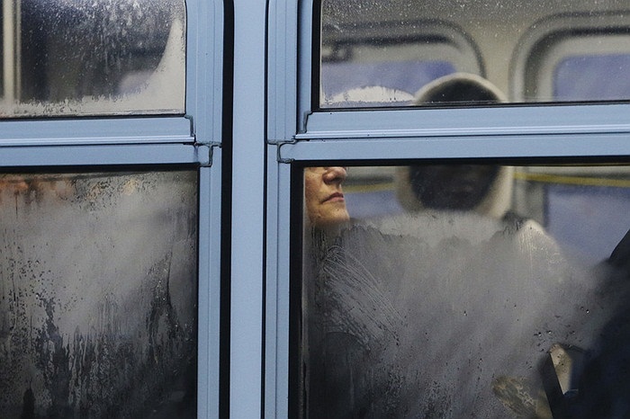Hành khách đứng cạnh cửa sổ phủ sương trên xe bus ở Minneapolis, Mỹ
