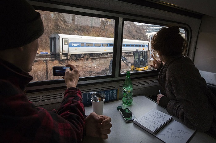 Những hành khách quan sát đoàn tàu gặp nạn tại New York ngày 2/12