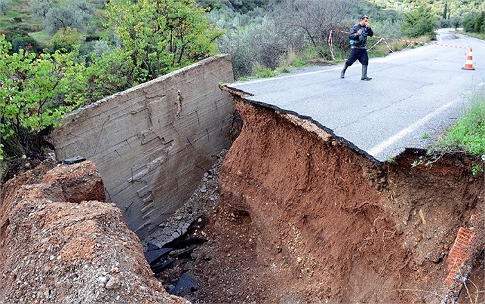 Môt con đường ở Peloponnese, Hy Lạp bị phá hủy sau trận lũ
