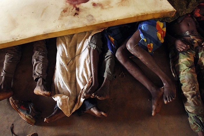 Thi thể các nạn nhân chết trong một vụ tấn công được đặt dưới một tấm nệm trong nhà thờ Hồi giáo ở Cộng hòa Trung Phi