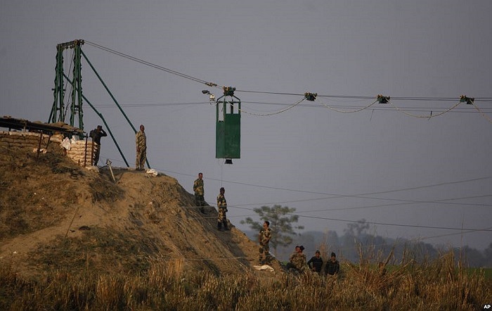 Binh sĩ Ấn Độ lắp ráp một buồng gác di động chống đạn tại cửa khẩu quốc tế Bobiya Ấn Độ-Pakistan 