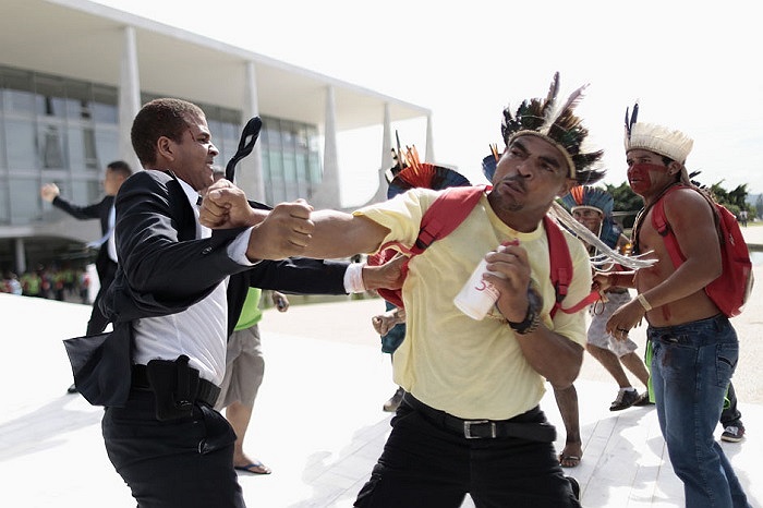 Người dân Ấn Độ đụng độ với nhân viên an ninh trong cuộc biểu tình ngày 4/12