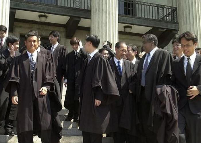 6) Nhân viên dịch vụ pháp lý Mức lương trung bình hàng tháng của sinh viên mới tốt nghiệp: 2,825 đô la Singapre (tương đương 48 triệu đồng).