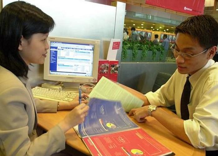 5) Dịch vụ tài chính Mức lương trung bình hàng tháng của sinh viên mới tốt nghiệp: 2,857 đô la Singapore (tương đương 48,6 triệu đồng).