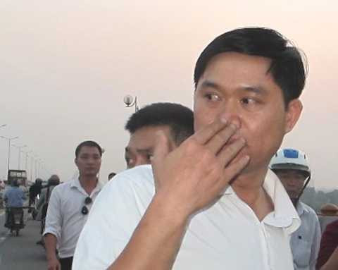 Nghi can Nguyễn Mạnh Tường tại thời điểm chỉ nơi vứt xác chị Huyền từ cầu Thanh Trì. Ảnh: VTCnews