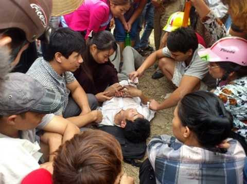 Nhà ngoại cảm làm náo loạn tại khu vực tìm kiếm thi thể nạn nhân (Ảnh: Đất Việt)