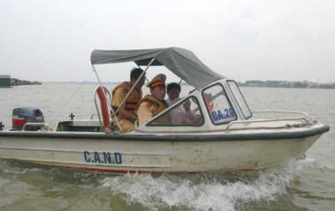 Cơ quan chức năng nhận định: “Chưa có cơ sở gì khẳng định không có xác trên sông Hồng để dừng việc tìm kiếm”