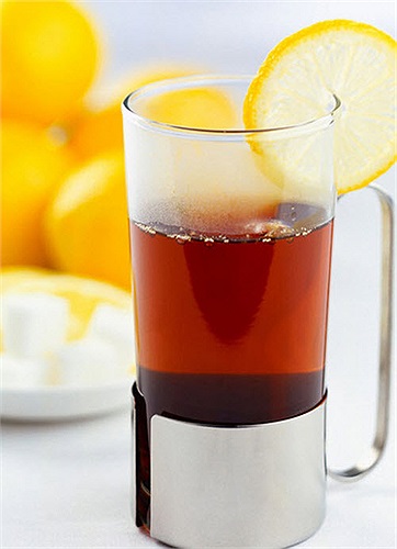 Trà chanh chứa cafein và axit gây kích thích và đau dạ dày. 