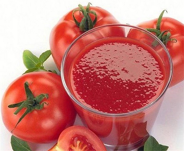 Cà chua có tính axit mạnh, khiến dạ dày sản sinh nhiều dịch vị. Do đó, ăn nhiều cà chua sẽ dẫn đến hiện tượng như nồng độ axit trong dạ dày tăng cao, nóng ruột…