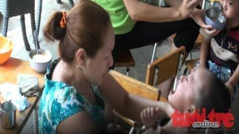 bạo hành, đánh đập, trông trẻ.