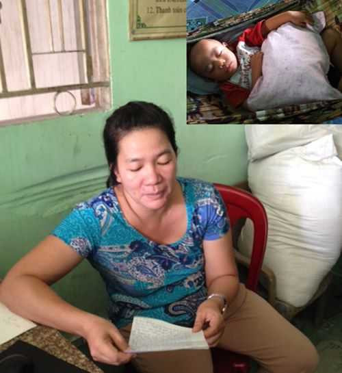 Chị Lệ xem bức thứ trước khi gửi đi và bé Khang (ảnh nhỏ)