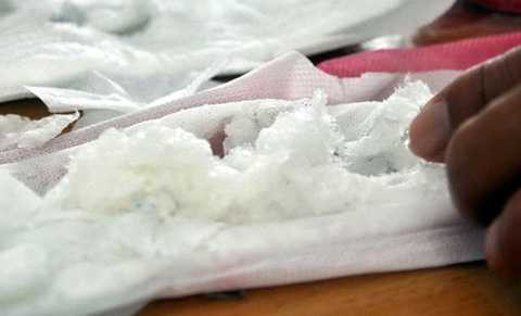 Tấm băng vệ sinh có chứa đầy hạt nhựa bên trong