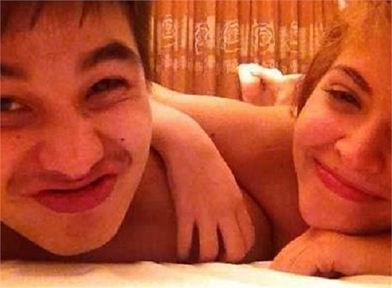 Và một bức ảnh chụp cảnh Adrea và bạn trai cũ Baggio đang ở trên giường với trang phục khá 'kiệm vải', nhận nhiều ý kiến trái chiều từ phía khán giả vì khá nhạy cảm.