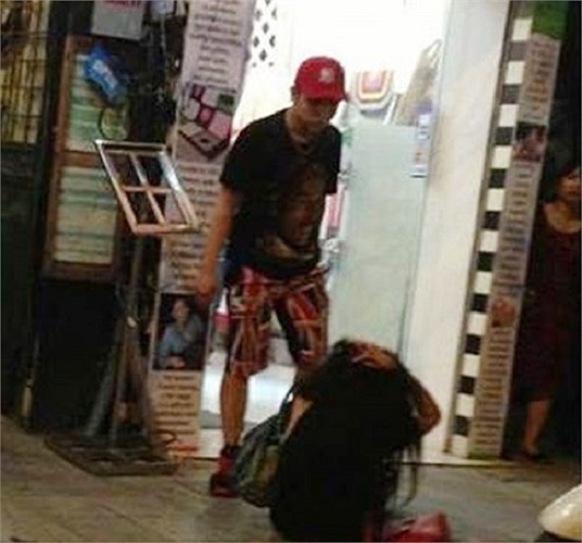 Ngay sau đó một ngày, Andrea và Yanbi đã cùng ngồi với nhau trong một quán café khiến nhiều người khó hiểu về chiêu trò tình cảm của đôi bạn trẻ.