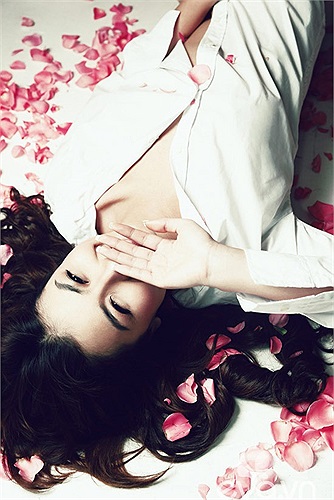 Những bức ảnh vấp phải phản ứng trái chiều của cư dân mạng vì độ hở táo bạo và cách tạo dáng khiêu khích.