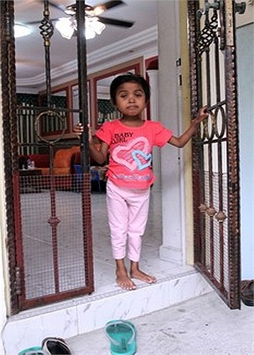 Một vài triệu chứng khác do căn bệnh gây ra cho bệnh nhân này gồm: điếc, mắt kém, nôn mửa, cơ thể thiếu sức sống và yếu ớt, cùng một số bệnh lý khác...