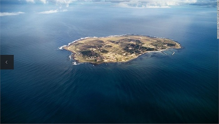 Trên hòn đảo này, Nelson và các bạn tù đã phải lao động khổ sai ở các mỏm đá vôi đầy nguy hiểm mà không có bất cứ thiết bị bảo vệ nào. Nhiều người trong số họ đã bị mù vĩnh viễn vì mắt bị bột đá bắn vào