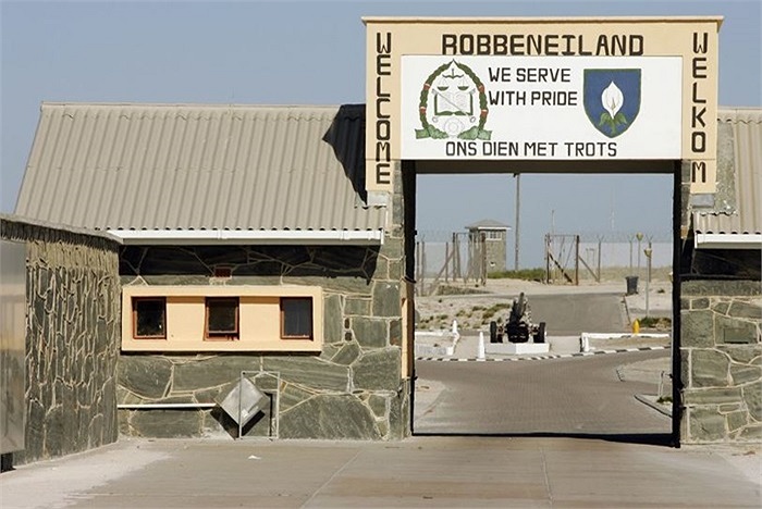 Tấm biển chào đón du khách thăm quan đảo Robben nằm cách bờ biển Bloubergstrand, thành phố Cape Town của Nam Phi 9.6 km