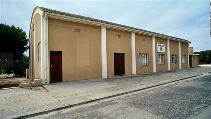 Trong 27 năm bị giam cầm, 18 năm đầu tiên Nelson bị nhốt ở nhà tù trên đảo Robben, thành phố Cape Town của Nam Phi